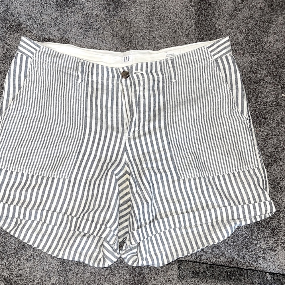Womens GAP girlfriend chino short size 14